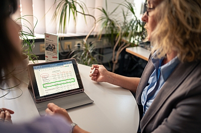 LBS-Baufinanzierungsberaterin-berät-Kundin-am-Tablet