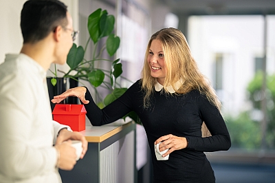 LBS-Beraterin-steht-gegenüber-einem-Berater-und-bespricht-Bausparoptionen-bei-der-LBS-NordWest LBS-Beraterin steht gegenüber einem Berater und bespricht Bausparoptionen bei der LBS NordWest