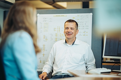 LBS-Führungskraft-führt-ein-Entwicklungsgespräch-mit-junger-Kollegin Eine Führungskraft der LBS ist im Entwicklungsgespräch mit einem jungen Teammitglied.