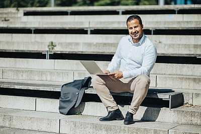 LBS-Kollege-arbeitet-mobil-von-unterwegs-aus LBS Kollege arbeitet von unterwegs aus mobil im Freien