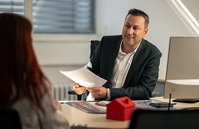 LBS-Berater sitzt im Gespräch mit einer Kundin.