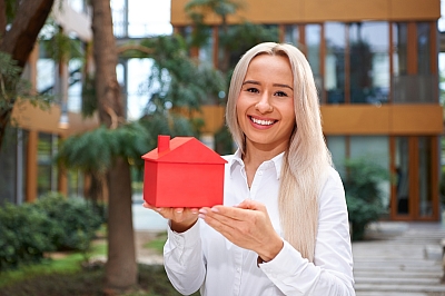 LBS-Beraterin-Jasmin-lächelt-freundlich-in-die-Kamera LBS-Beraterin Jasmin lächelt freundlich in die Kamera.